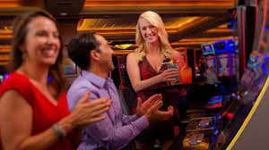 Live dealer studio တွင် Baccarat ဆောင်ရွက်နေသော စစ်မှန်သောဒီလာမြင်ကွင်း